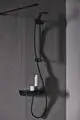Brausethermostat in Schwarz mit Wandhalterung und Ablagefläche. Ideal Standard-Design, für die Installation in Duschbereichen geeignet.